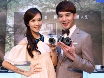 Samsung NX500、NX3300在台發表，都會男女的影像紀錄新選擇