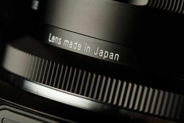 This mirror also continues Voigtlander's excellent tradition of manufacturing in Japan, with high-quality workmanship, and the mirror body feels very solid and attractive.