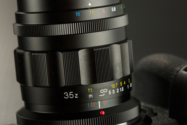 Since it is a Z-mount lens, of course, the design of old Nikon mirrors is also intentionally added. You can see that the aperture number and the depth of field scale are in color.