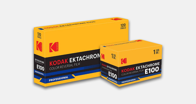 達全面接掌銷售通路 回顧過去十餘年，底片玩家所熟悉的 Kodak 底片，其實背後存在著複雜的品牌運作。自 2013 年柯達從破產重整中復甦以來，靜態攝影底片的全球銷售與行銷權長期授權給英國公司 Kodak Alaris 經營。然而，這項維持了超過十年的商業模式，在 2026 年初發生了結構性位移。 在底片攝影玩家心中佔有重要地位的 Ektachrome E100 正片，近日迎來了通路發行上的重大變革。柯達日前宣布，這款標誌性的彩色正片將由原本的授權代理轉為由總部直接發行，決定跳過代理商，直接面對全球經銷商與零售通路，負責 Ektachrome E100 的推廣。 產品外盒換新裝 隨著發行權的更迭，最直觀的改變莫過於外盒包裝的設計。根據目前釋出的產品影像，由柯達直營的 Ektachrome E100 採用了更簡潔、帶有復古情懷的包裝風格，這與過去 Kodak Alaris 版的設計有顯著區別。攝影愛好者最關心的品質問題也已有定論：儘管包裝與通路有所變動，但內容物仍是產自紐約羅徹斯特工廠、大家所熟悉的同一款乳劑，在色彩調性、極細顆粒與優異的對比表現上並未改變。 ▲ EKTACHROME E100 樣張。 ▲ EKTACHROME E100 樣張。 ▲ EKTACHROME E100 樣張。 直營拼圖趨於完整 事實上，Ektachrome 並非首款回歸直營的產品。在此之前，經典的黑白底片 Tri-X 以及色彩飽和度極高的 Ektar 100 已經先行轉由柯達直接管理。市場分析認為，柯達頻繁的動作顯示其正透過縮減供應鏈層級，試圖在底片成本持續波動的市場中，取得更穩定的定價權與庫存控制能力。 via：PetaPixel、Kodak