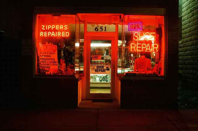 達全面接掌銷售通路 回顧過去十餘年，底片玩家所熟悉的 Kodak 底片，其實背後存在著複雜的品牌運作。自 2013 年柯達從破產重整中復甦以來，靜態攝影底片的全球銷售與行銷權長期授權給英國公司 Kodak Alaris 經營。然而，這項維持了超過十年的商業模式，在 2026 年初發生了結構性位移。 在底片攝影玩家心中佔有重要地位的 Ektachrome E100 正片，近日迎來了通路發行上的重大變革。柯達日前宣布，這款標誌性的彩色正片將由原本的授權代理轉為由總部直接發行，決定跳過代理商，直接面對全球經銷商與零售通路，負責 Ektachrome E100 的推廣。 產品外盒換新裝 隨著發行權的更迭，最直觀的改變莫過於外盒包裝的設計。根據目前釋出的產品影像，由柯達直營的 Ektachrome E100 採用了更簡潔、帶有復古情懷的包裝風格，這與過去 Kodak Alaris 版的設計有顯著區別。攝影愛好者最關心的品質問題也已有定論：儘管包裝與通路有所變動，但內容物仍是產自紐約羅徹斯特工廠、大家所熟悉的同一款乳劑，在色彩調性、極細顆粒與優異的對比表現上並未改變。 ▲ EKTACHROME E100 樣張。 ▲ EKTACHROME E100 樣張。 ▲ EKTACHROME E100 樣張。 直營拼圖趨於完整 事實上，Ektachrome 並非首款回歸直營的產品。在此之前，經典的黑白底片 Tri-X 以及色彩飽和度極高的 Ektar 100 已經先行轉由柯達直接管理。市場分析認為，柯達頻繁的動作顯示其正透過縮減供應鏈層級，試圖在底片成本持續波動的市場中，取得更穩定的定價權與庫存控制能力。 via：PetaPixel、Kodak