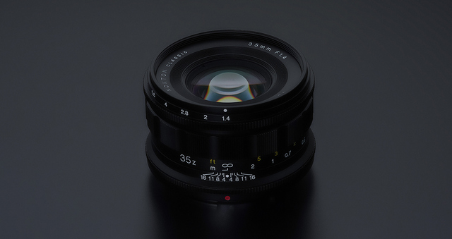 襲古典光學韻味展現迷人散景
本次登場的兩款新鏡頭皆歸屬於「NOKTON classic」系列，該系列的核心理念在於重現傳統經典鏡頭的光學表現。有別於現代鏡頭過度追求銳利度與數位修正，這兩款 35mm F1.4 鏡頭在全開光圈時，能營造出柔和且帶有古典層次的獨特畫質，當縮小光圈後又能展現出現代鏡頭該有的銳利線條。其 F1.4 的大光圈配置，不僅能在微弱光線下提供更高的曝光彈性，更能創造出極具氛圍的立體感與散景效果，非常適合用於街頭攝影、人體寫真以及日常人文記錄。

▲ NOKTON classic 35mm F1.4 for Canon RF-Mount
專為無反光鏡系統打造的電子通訊
雖然維持了福倫達一貫的高品質手動對焦傳統，但這兩款新鏡頭在數位支援度上絲毫不妥協。不論是專為 Canon RF 或 Nikon Z 接環版本，鏡身內部皆配備了電子接點。這項設計讓鏡頭能夠與相機機身進行即時通訊，完整傳輸 Exif 拍攝數據。此外，鏡頭也全面支援機身的電子觀景窗放大對焦、對焦導引功能，並能連動機身的五軸防手震系統，大幅提升了手動對焦的成功率與實用性。

▲ NOKTON classic 35mm F1.4 for Nikon Z-Mount
專屬卡口與經典外型設計
在鏡身設計上，福倫達針對兩個系統的機身線條進行了微調，使其裝載在 Canon 或 Nikon 機身上時，不論是配重還是視覺美感都能達到完美的平衡。精密的金屬鏡筒加工與滑順的對焦環阻尼感，讓攝影師在每一次轉動對焦時都能享受純粹的機械操作樂趣。兩鏡皆採用 6 群 8 枚的鏡頭結構設計，其中包含 1 枚低色散鏡片，並具備 10 枚光葉片，可呈現出柔美散景。該兩款鏡頭皆由台灣總代理義文國際引進，售價為 18,000 元，至於實際上市的日期則有待義文國際進一步公布。