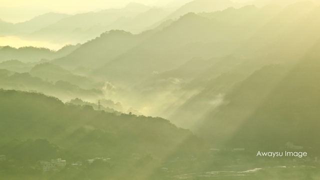 早晨日出火燒雲。▲斜射光打在油羅溪河畔處。▲晨光雲海。▲遠處關西方向上面雲海飄逸，下面雲霧渺渺。