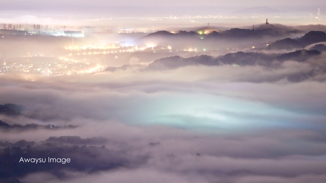 白天的雲霧夜間化作成琉璃美景。