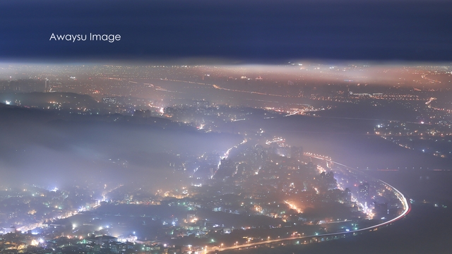 竹東夜景，右方處倒C為68快速道路。